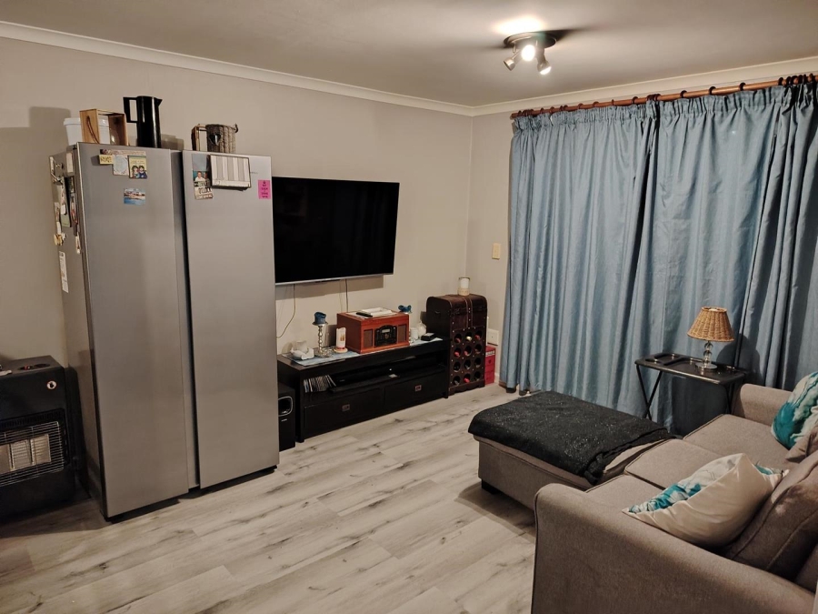 To Let 2 Bedroom Property for Rent in Goodwood Estate Western Cape